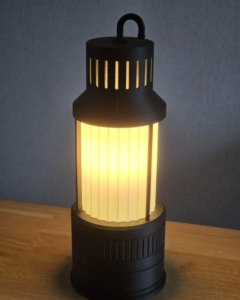 De mijnwerkerslamp schuin van voren, met warm licht door de geribbelde kap en strepen licht door de spleten in de kop