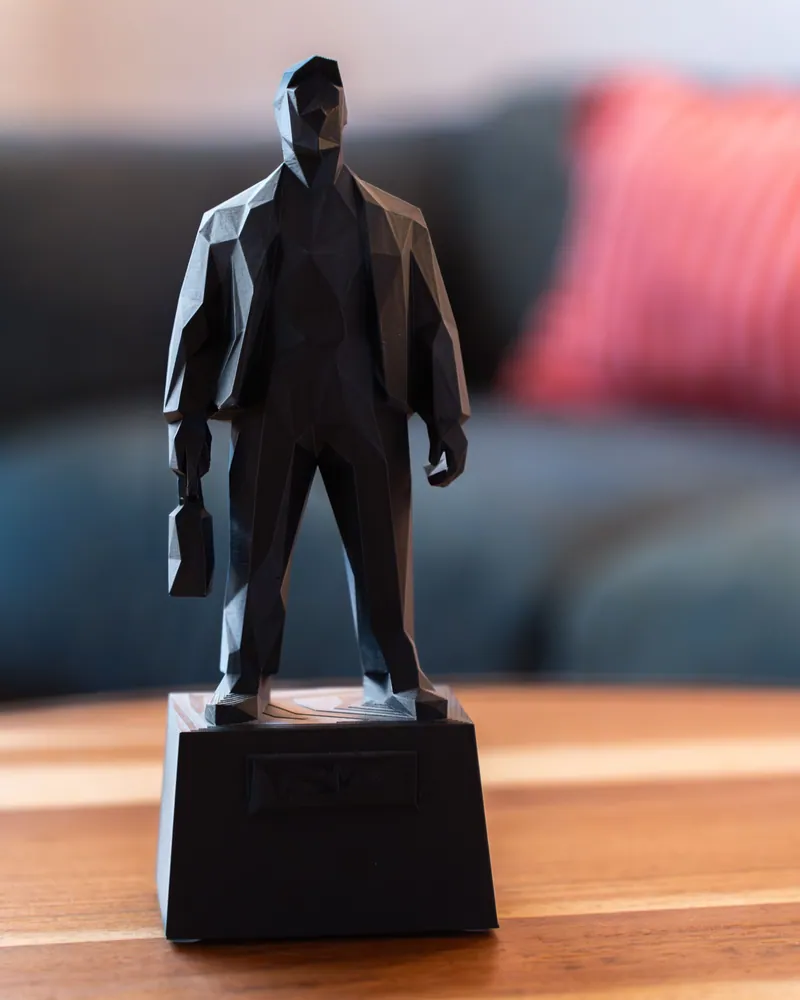 Zwart gefacetteerd beeld van mijnwerker D'r Joep op een houten tafel