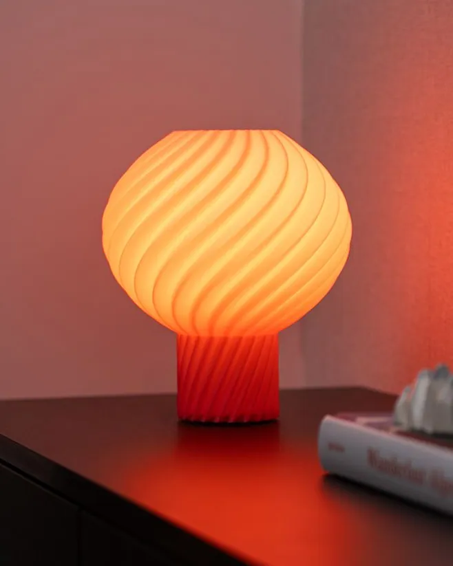 Brandende roze Helio Lamp die de muur warm rood kleurt