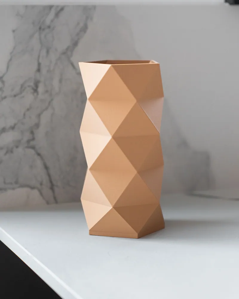 Kami Vase in één zandkleurige tint op een wit aanrechtblad