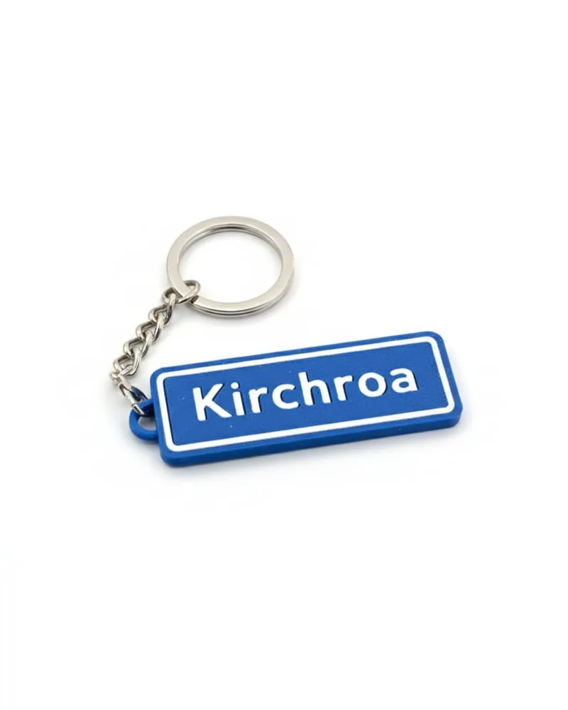 Blauwe sleutelhanger in de vorm van een plaatsnaambord met de tekst Kirchroa