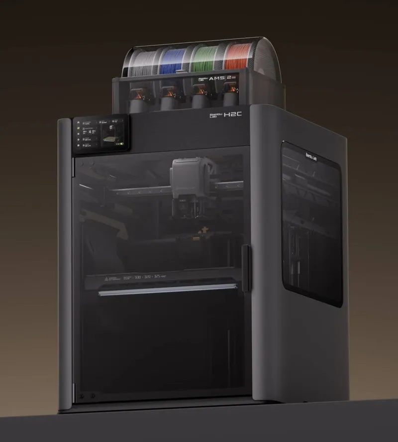 De Bambu Lab H2C 3D-printer met vier kleuren filament, waarop alle JelgerS3D-ontwerpen worden geprint