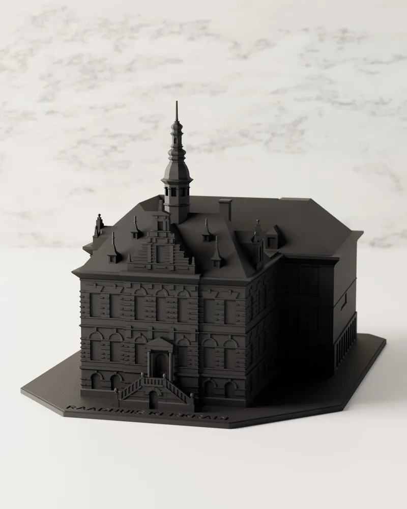 3D-weergave van het model van het Raadhuis Kerkrade in mat zwart, schuin van voren: de gevel met banden en blokken in reliëf, de trapgevel, het klokkentorentje en de bordestrap