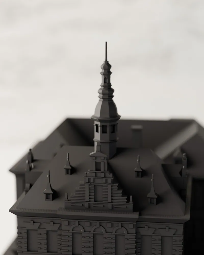 Close-up van de trapgevel en het achtkantige klokkentorentje met de drie uivormige bekroningen en de spits