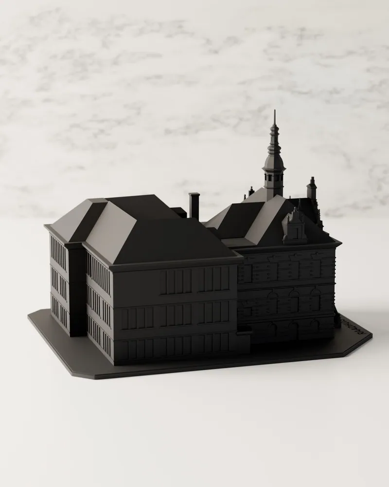 De achterkant van het model met de aanbouw uit 1934 en daarachter het torentje en de trapgevel
