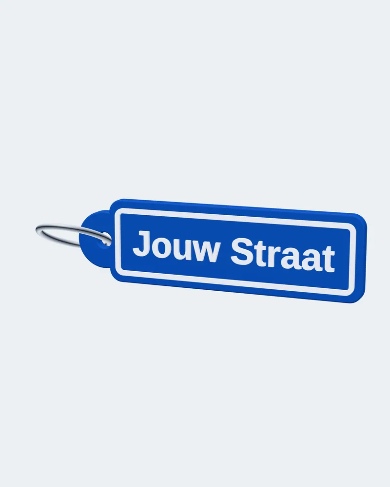 3D-ontwerpvoorbeeld van de straatnaam sleutelhanger: blauw bord met opliggende witte rand, de tekst Jouw Straat en een sleutelring